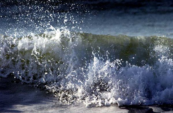 Une trentaine de pirogues détruites par les vagues à Kayar